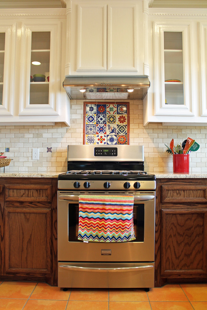 オースティンにある中くらいなサンタフェスタイルのおしゃれなキッチン (ベージュキッチンパネル、テラコッタタイルのキッチンパネル) の写真