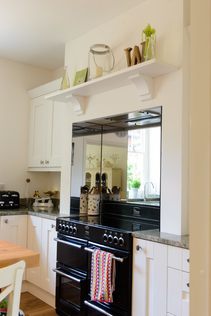 Traditional styel shelf and corbels sit above range cooker - Country -  Kitchen - Kent - by Roots Kitchens Bedrooms Bathrooms | Houzz UK