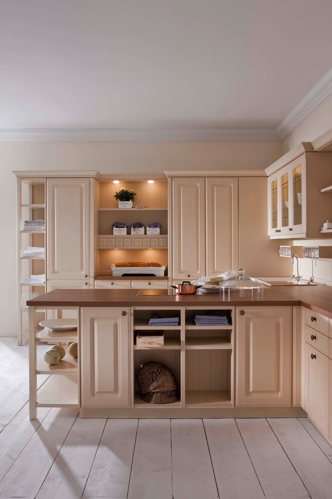 Exempel på ett mellanstort klassiskt kök, med en nedsänkt diskho, luckor med upphöjd panel, beige skåp, träbänkskiva, beige stänkskydd, rostfria vitvaror, målat trägolv och en halv köksö