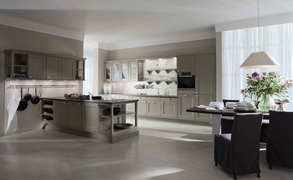 Zweizeilige, Große Klassische Wohnküche mit Doppelwaschbecken, Schrankfronten im Shaker-Stil, grauen Schränken, Küchengeräten aus Edelstahl und hellem Holzboden in New York