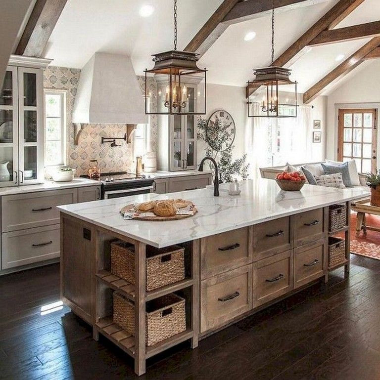 Inredning av ett klassiskt stort vit vitt kök, med en rustik diskho, luckor med upphöjd panel, grå skåp, marmorbänkskiva, beige stänkskydd, stänkskydd i keramik, rostfria vitvaror, mörkt trägolv, en köksö och brunt golv