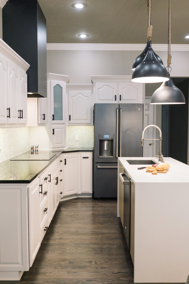 Mid-sized minimalist u-shaped dark wood floor and black floor eat-in kitchen photo in Other with an undermount sink, raised-panel cabinets, white cabinets, quartz countertops, white backsplash, glass tile backsplash, black appliances, an island and white countertops
