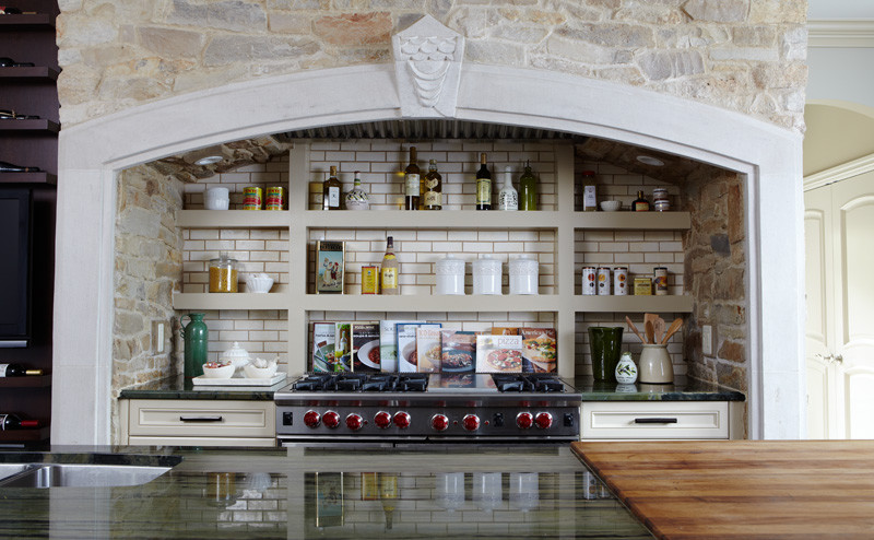 Foto på ett stort rustikt u-kök, med luckor med upphöjd panel och en köksö