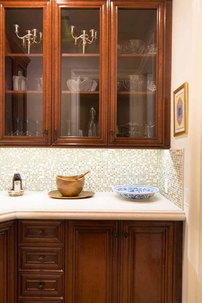 Inredning av ett medelhavsstil mellanstort kök, med luckor med glaspanel, skåp i mellenmörkt trä, bänkskiva i betong, beige stänkskydd, stänkskydd i mosaik och rostfria vitvaror