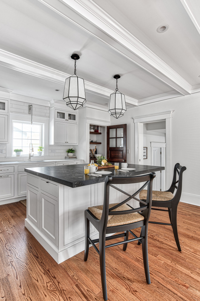 Traditional White and Black Kitchen Traditional Kitchen New York
