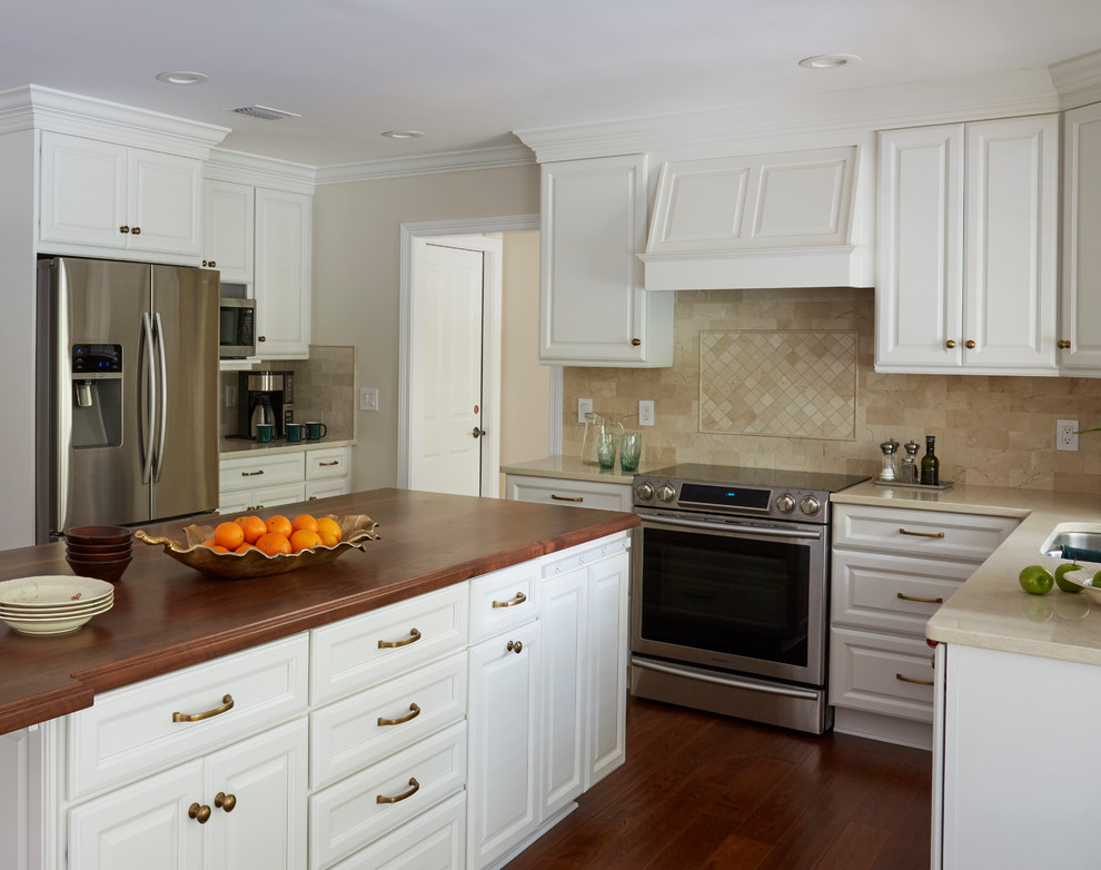 Idéer för mellanstora vintage brunt kök, med en undermonterad diskho, luckor med upphöjd panel, vita skåp, bänkskiva i kvarts, beige stänkskydd, stänkskydd i marmor, rostfria vitvaror, mellanmörkt trägolv, en köksö och brunt golv