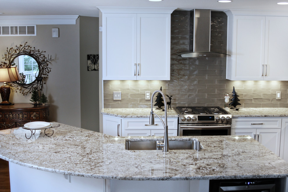 Immagine di una cucina chic di medie dimensioni con ante in stile shaker, ante bianche, top in granito, paraspruzzi grigio e elettrodomestici in acciaio inossidabile