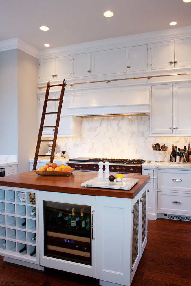 Immagine di una cucina classica con ante con riquadro incassato, ante bianche, top in legno e paraspruzzi bianco