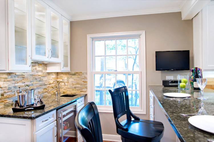 Ub Kitchens - Kitchen Design And Cabinets Traditional White Kitchen with Bar Area - Klassisch - Küche - Austin