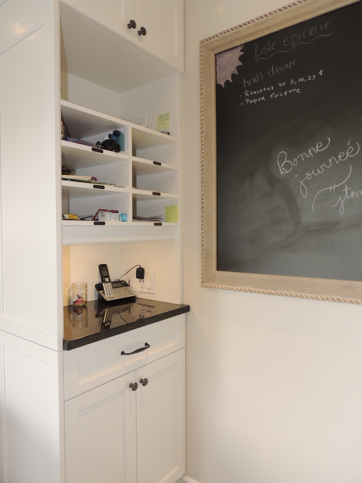 Traditional white kitchen with granit counter top Clásico Cocina
