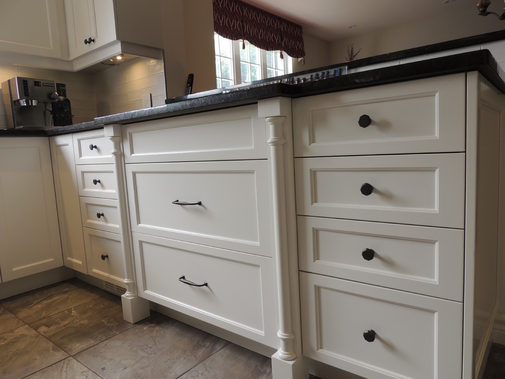 Traditional white kitchen with granit counter top Traditional