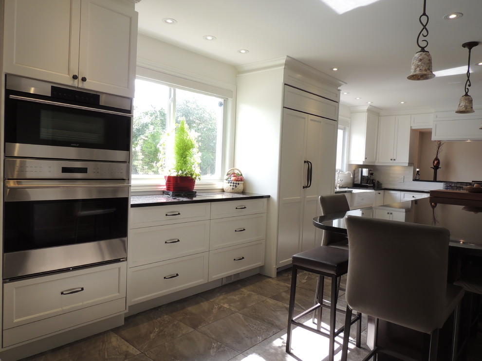 Traditional white kitchen with granit counter top Traditional