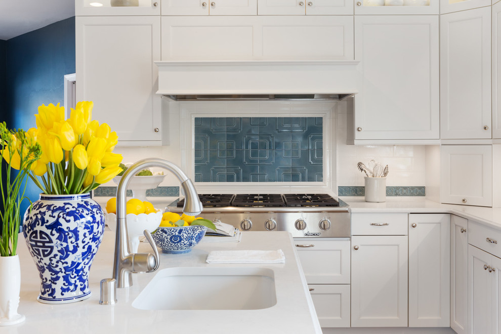 サクラメントにあるトランジショナルスタイルのおしゃれなキッチン (シングルシンク、落し込みパネル扉のキャビネット、白いキャビネット、クオーツストーンカウンター、セラミックタイルのキッチンパネル、シルバーの調理設備、無垢フローリング、青いキッチンパネル) の写真