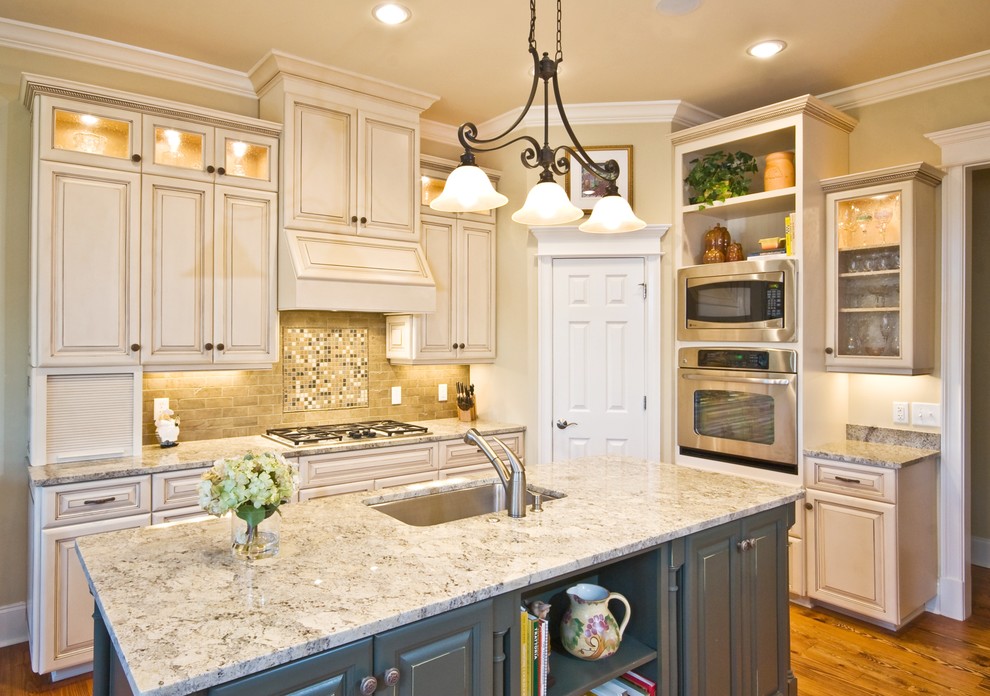 チャールストンにあるトラディショナルスタイルのおしゃれなキッチン (シルバーの調理設備、グレーとクリーム色) の写真