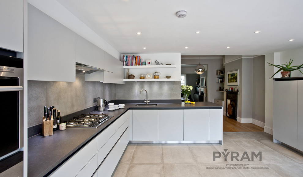 Traditionally designed handleless kitchen Contemporary Kitchen