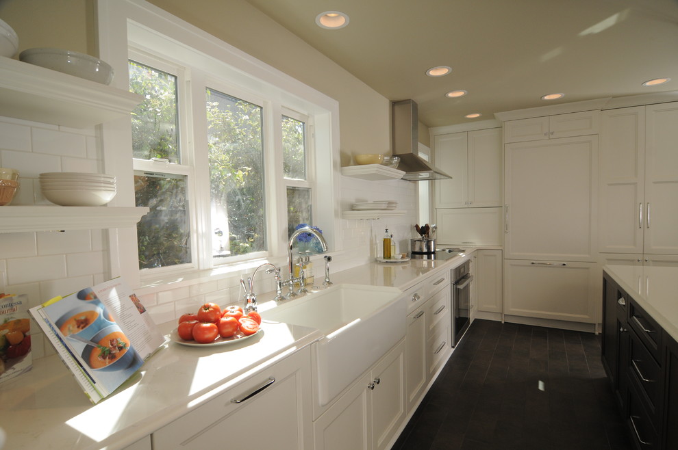 Klassische Küche mit Rückwand aus Metrofliesen und Landhausspüle in Seattle