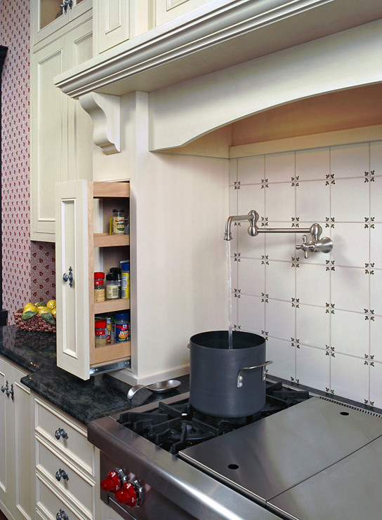 Ejemplo de cocina comedor clásica con armarios con rebordes decorativos, puertas de armario blancas y una isla