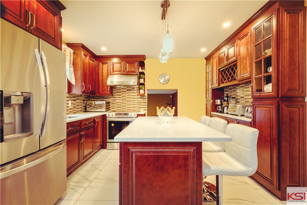 Foto på ett mellanstort vintage vit kök, med en dubbel diskho, luckor med upphöjd panel, röda skåp, bänkskiva i kvartsit, flerfärgad stänkskydd, stänkskydd i keramik, rostfria vitvaror, klinkergolv i keramik, en köksö och flerfärgat golv