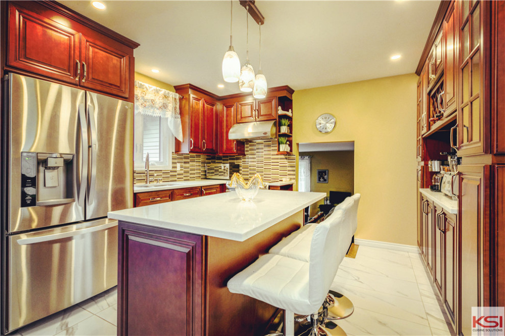 Exempel på ett mellanstort klassiskt vit vitt kök, med en dubbel diskho, luckor med upphöjd panel, röda skåp, bänkskiva i kvartsit, flerfärgad stänkskydd, stänkskydd i keramik, rostfria vitvaror, klinkergolv i keramik, en köksö och flerfärgat golv