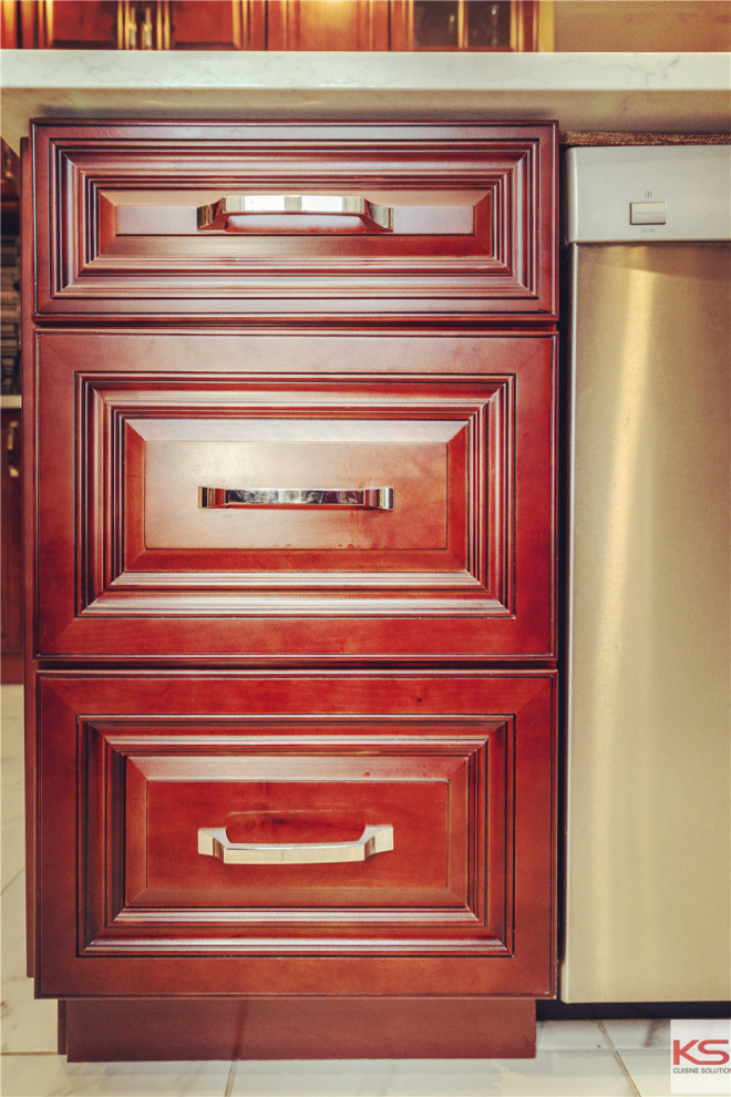 Bild på ett mellanstort vintage vit vitt kök, med en dubbel diskho, luckor med upphöjd panel, röda skåp, bänkskiva i kvartsit, flerfärgad stänkskydd, stänkskydd i keramik, rostfria vitvaror, klinkergolv i keramik, en köksö och flerfärgat golv