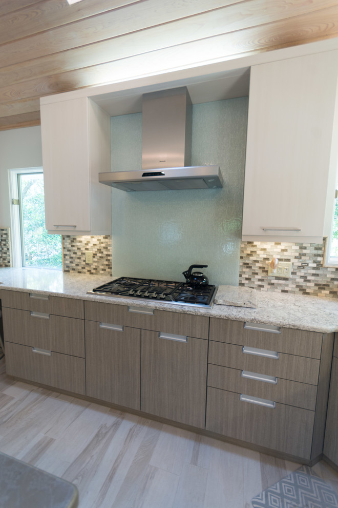 Large modern u-shaped kitchen in Charleston with a built-in sink, grey splashback and an island.