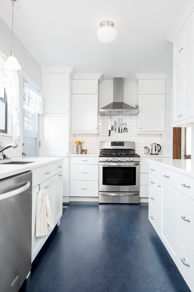 シアトルにある中くらいなトランジショナルスタイルのおしゃれなキッチン (アンダーカウンターシンク、シェーカースタイル扉のキャビネット、白いキャビネット、クオーツストーンカウンター、白いキッチンパネル、サブウェイタイルのキッチンパネル、シルバーの調理設備、リノリウムの床、アイランドなし、青い床、白いキッチンカウンター) の写真