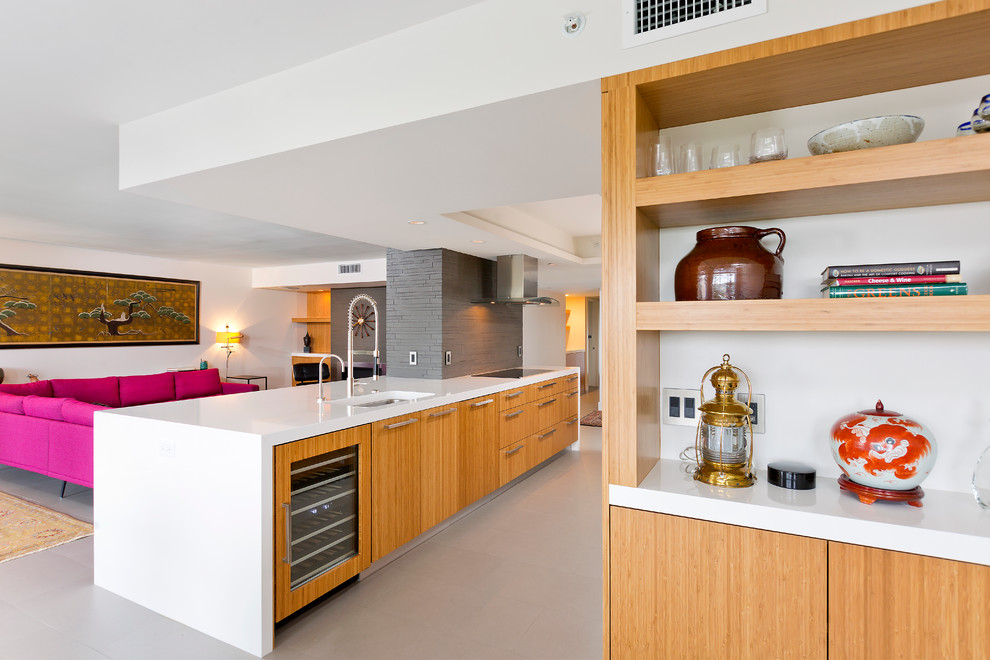 Zweizeilige Moderne Küche mit Unterbauwaschbecken, flächenbündigen Schrankfronten, hellbraunen Holzschränken und Kücheninsel in Miami
