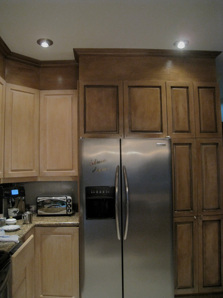 Kitchen - traditional kitchen idea in Montreal