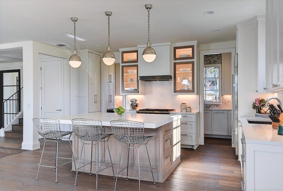 Klassische Küche mit Unterbauwaschbecken, Glasfronten, Küchenrückwand in Weiß, hellem Holzboden und Kücheninsel in Austin