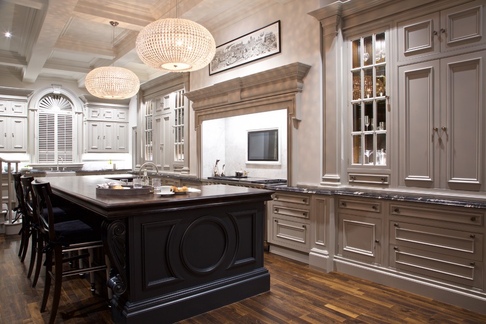 Bild på ett stort vintage flerfärgad flerfärgat kök, med en rustik diskho, luckor med infälld panel, grå skåp, marmorbänkskiva, vitt stänkskydd, stänkskydd i marmor, rostfria vitvaror, mörkt trägolv, en köksö och brunt golv