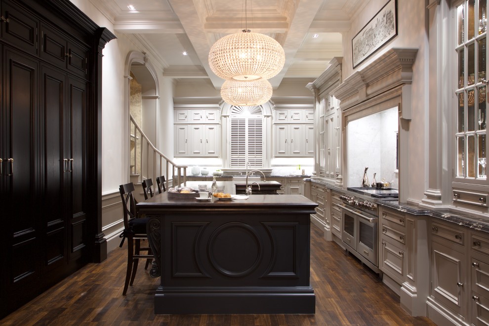 Klassisk inredning av ett stort flerfärgad flerfärgat kök, med en rustik diskho, luckor med infälld panel, grå skåp, marmorbänkskiva, vitt stänkskydd, stänkskydd i marmor, rostfria vitvaror, mörkt trägolv, en köksö och brunt golv