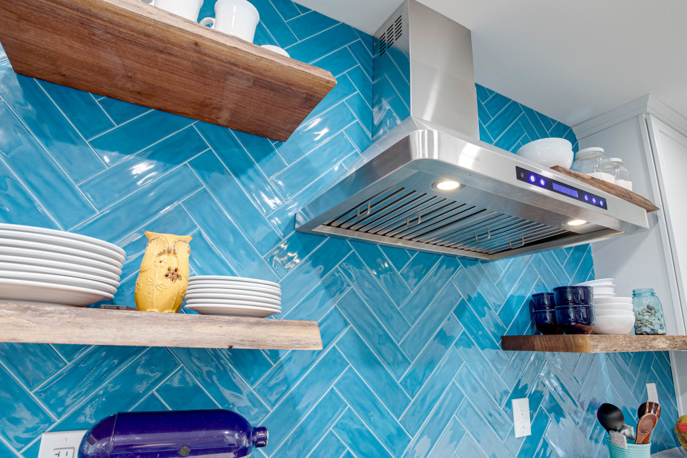 Immagine di una cucina parallela classica di medie dimensioni con lavello sottopiano, ante in stile shaker, top in quarzo composito, paraspruzzi blu, elettrodomestici in acciaio inossidabile e nessuna isola
