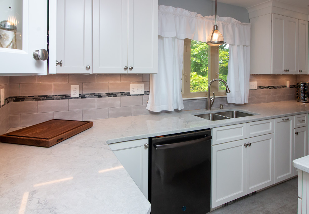マンチェスターにある高級な中くらいなトランジショナルスタイルのおしゃれなキッチン (ダブルシンク、落し込みパネル扉のキャビネット、白いキャビネット、クオーツストーンカウンター、グレーのキッチンパネル、セラミックタイルのキッチンパネル、シルバーの調理設備、クッションフロア、グレーの床、白いキッチンカウンター) の写真