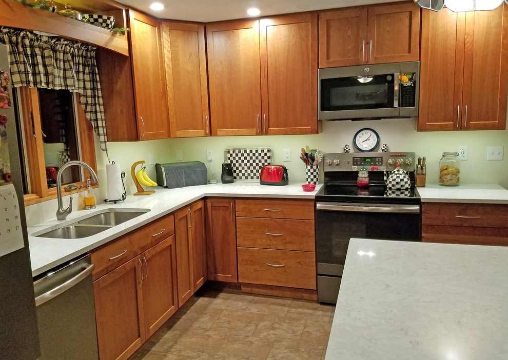 Mid-sized transitional l-shaped ceramic tile and yellow floor eat-in kitchen photo in Other with an undermount sink, shaker cabinets, medium tone wood cabinets, quartz countertops, stainless steel appliances, an island and white countertops
