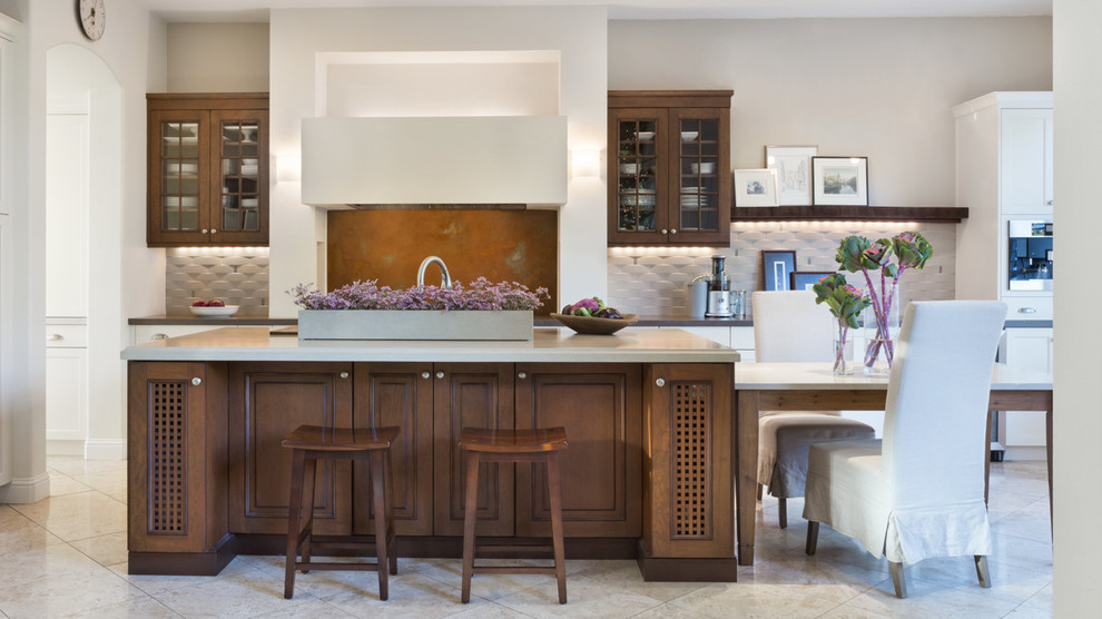 Klassische Wohnküche mit Schrankfronten im Shaker-Stil, Küchenrückwand in Weiß, Rückwand aus Keramikfliesen und Kücheninsel in Sacramento