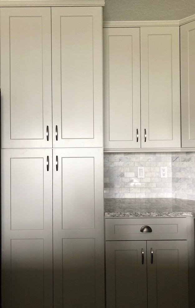 Exempel på ett mellanstort klassiskt grå grått kök, med en dubbel diskho, skåp i shakerstil, skåp i ljust trä, bänkskiva i kvarts, grått stänkskydd, stänkskydd i marmor, rostfria vitvaror, vinylgolv, en halv köksö och grått golv