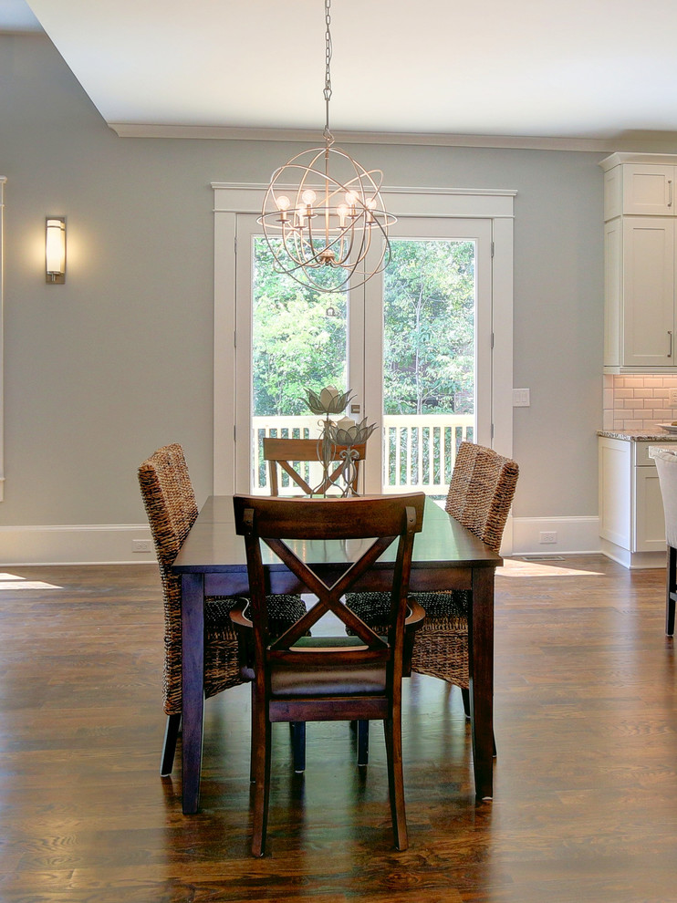 Inspiration pour une salle à manger ouverte sur le salon traditionnelle avec un sol en bois brun.