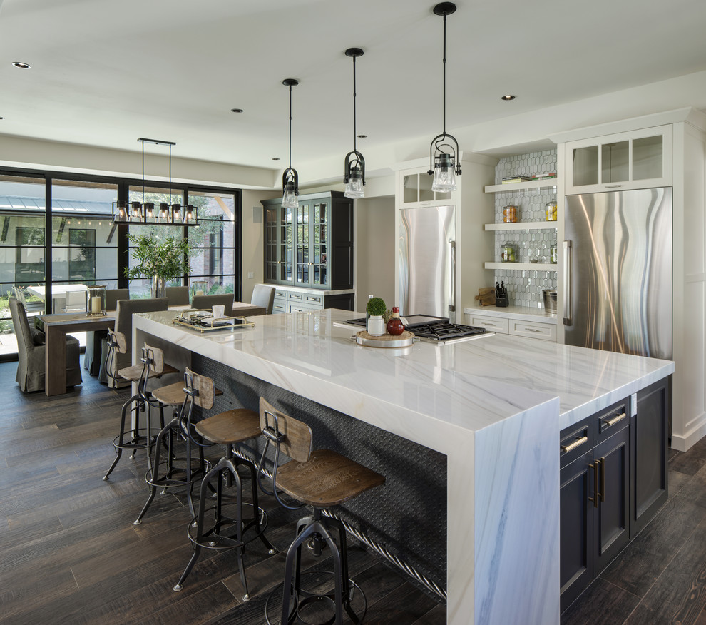 Landhaus Küche mit Schrankfronten im Shaker-Stil, weißen Schränken, Küchengeräten aus Edelstahl, dunklem Holzboden, Kücheninsel, braunem Boden und weißer Arbeitsplatte in Phoenix