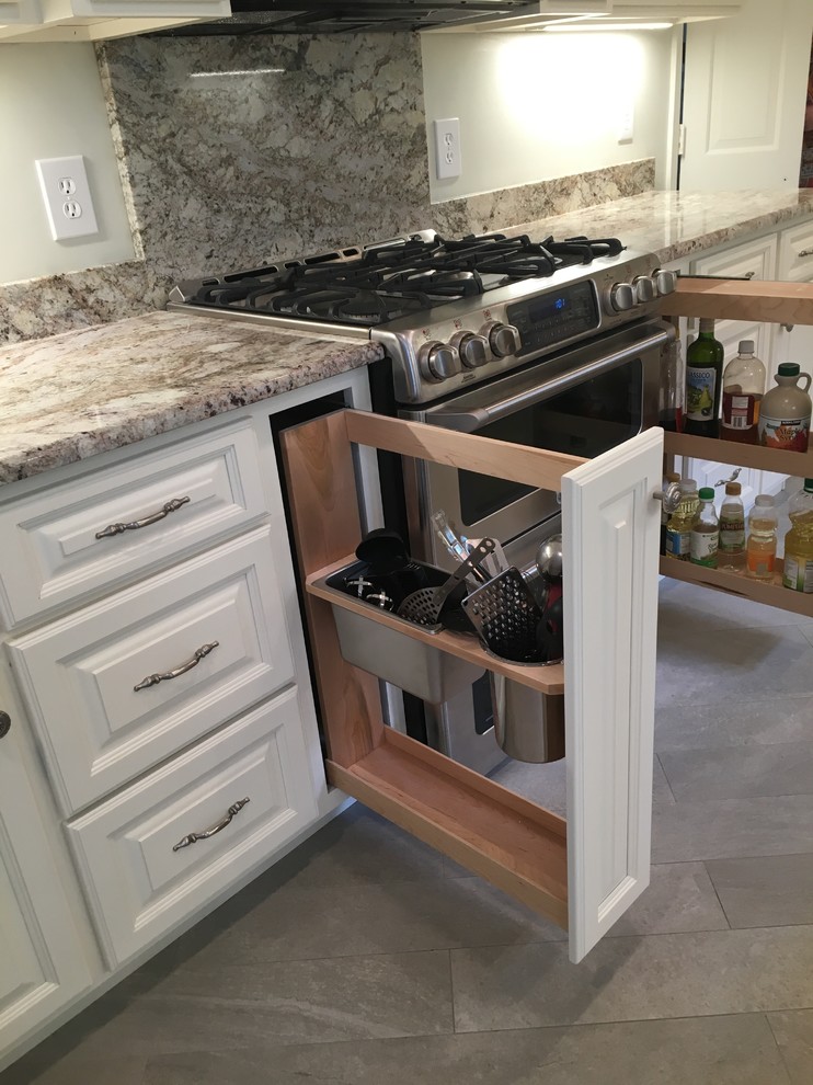 Exempel på ett stort shabby chic-inspirerat kök, med en undermonterad diskho, luckor med upphöjd panel, vita skåp, granitbänkskiva, flerfärgad stänkskydd, stänkskydd i sten, rostfria vitvaror, klinkergolv i porslin, en köksö och grått golv