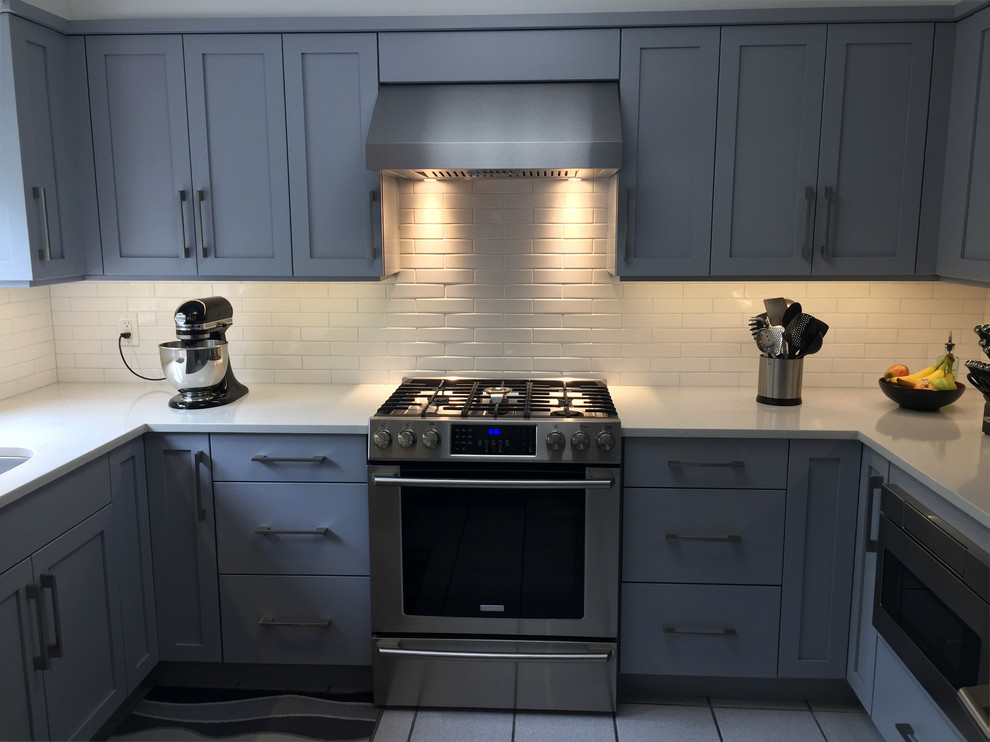 Eat-in kitchen - small transitional u-shaped eat-in kitchen idea in New York with an undermount sink, shaker cabinets, gray cabinets, quartz countertops, white backsplash, subway tile backsplash, stainless steel appliances and a peninsula