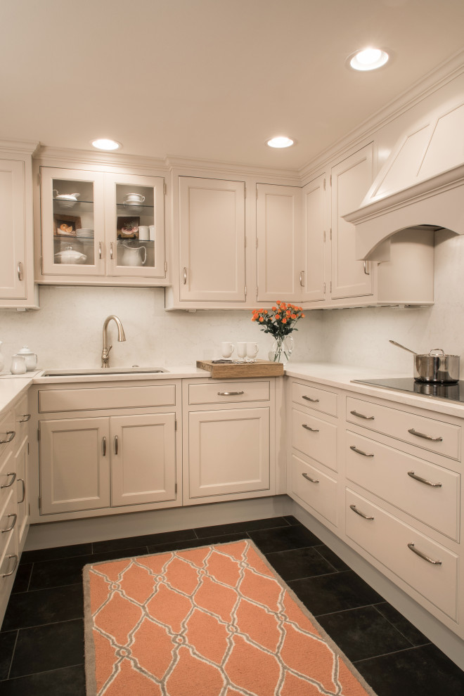 Foto di una piccola cucina abitabile classica con lavello sottopiano, ante a filo, ante grigie, paraspruzzi bianco, elettrodomestici in acciaio inossidabile, pavimento con piastrelle in ceramica, pavimento nero e top bianco