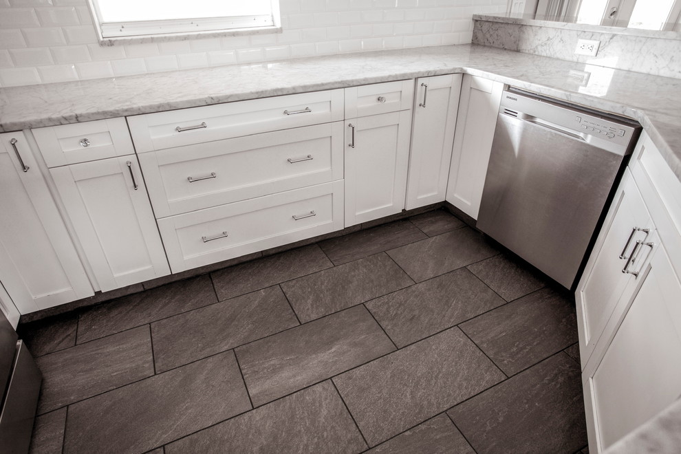 Idéer för att renovera ett litet vintage grå grått kök, med en undermonterad diskho, skåp i shakerstil, vita skåp, marmorbänkskiva, vitt stänkskydd, stänkskydd i tunnelbanekakel, rostfria vitvaror, ljust trägolv och grått golv