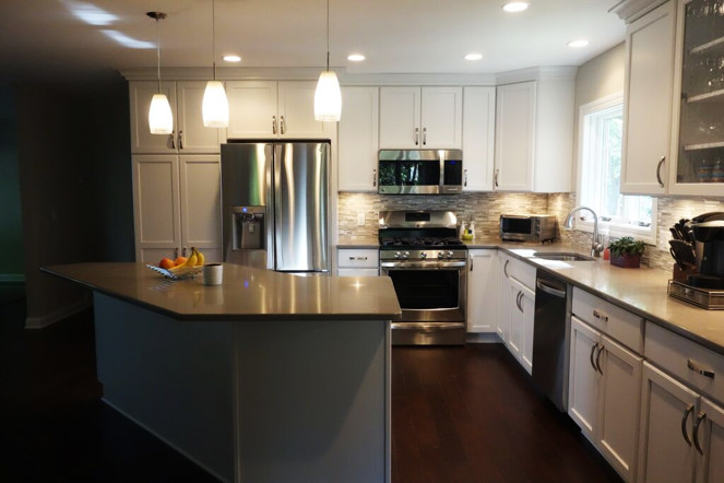 Example of a mid-sized transitional l-shaped dark wood floor eat-in kitchen design in Other with an undermount sink, recessed-panel cabinets, white cabinets, stone tile backsplash, stainless steel appliances, an island and multicolored backsplash