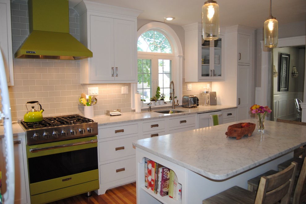 Example of a mid-sized transitional l-shaped medium tone wood floor eat-in kitchen design in Boston with an undermount sink, beaded inset cabinets, white cabinets, marble countertops, gray backsplash, subway tile backsplash, colored appliances and an island