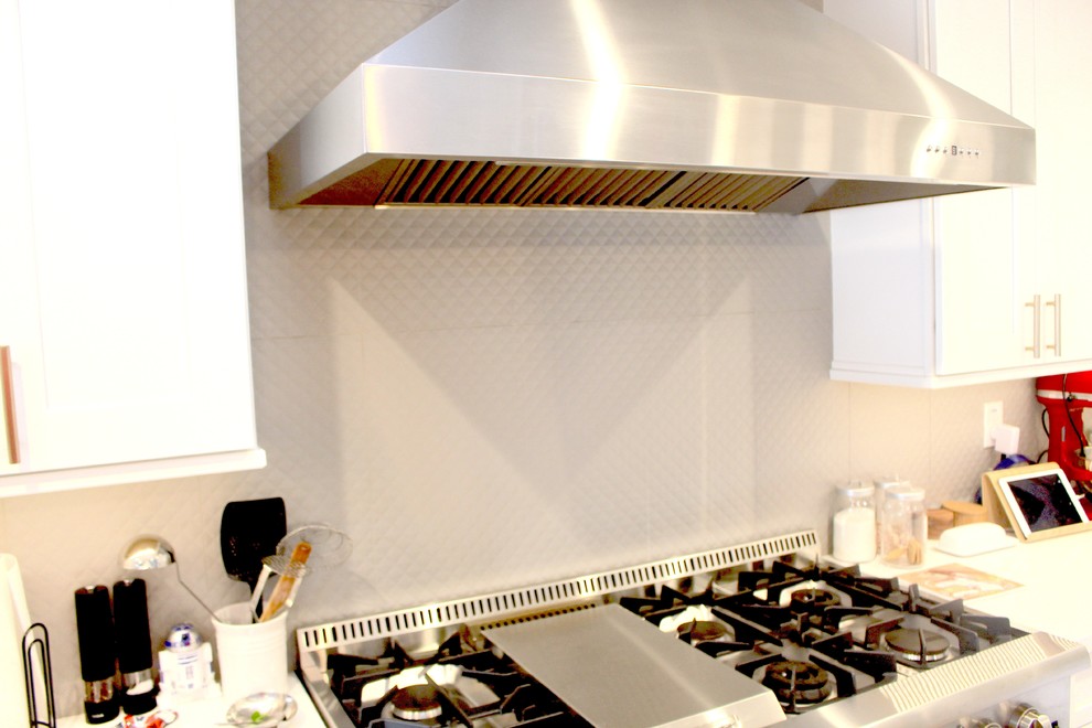 Exempel på ett stort klassiskt kök, med en undermonterad diskho, skåp i shakerstil, vita skåp, bänkskiva i kvartsit, grått stänkskydd, rostfria vitvaror, klinkergolv i keramik, en köksö och beiget golv