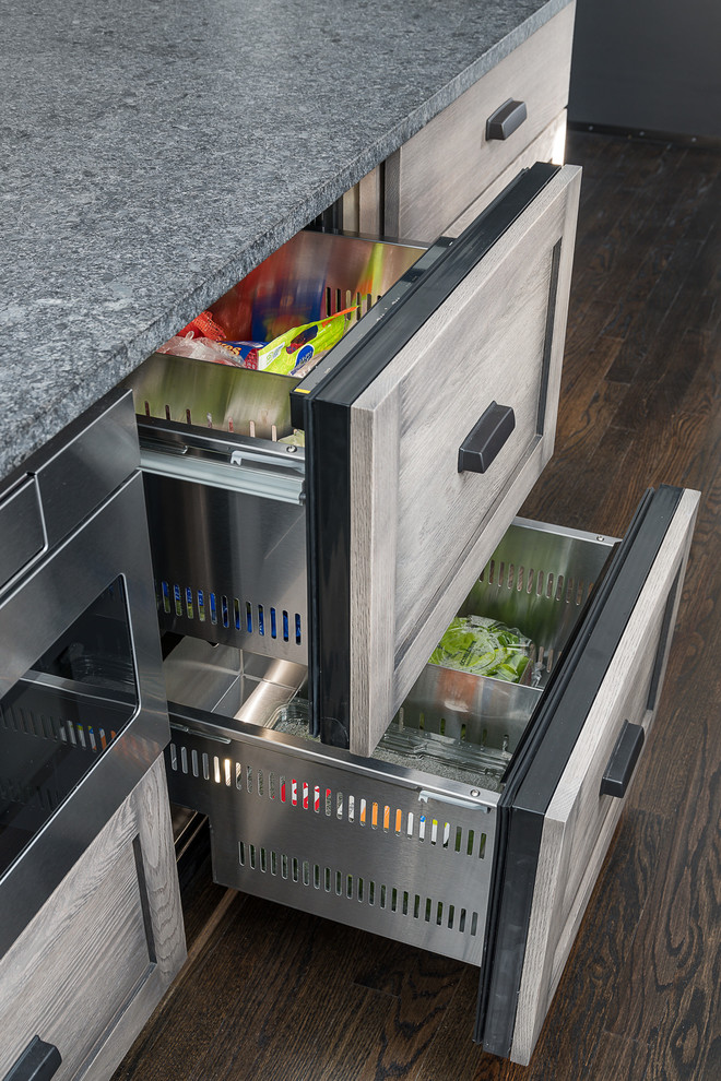 Foto de cocina clásica renovada, grande, con electrodomésticos de acero inoxidable, suelo de madera oscura, una isla, suelo marrón, fregadero sobremueble, armarios con paneles empotrados, puertas de armario de madera clara, encimera de esteatita, salpicadero rojo, salpicadero de ladrillos y encimeras negras
