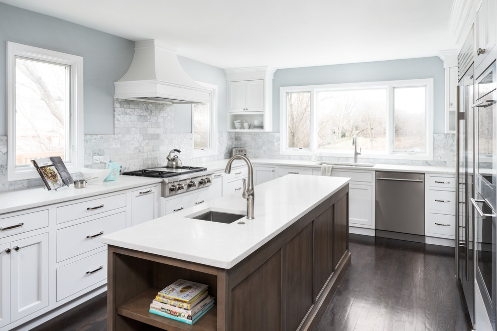 Idéer för att renovera ett mellanstort vintage vit vitt kök, med en undermonterad diskho, vita skåp, bänkskiva i kvarts, stänkskydd i marmor, rostfria vitvaror, mörkt trägolv, brunt golv, luckor med infälld panel, grått stänkskydd och en köksö