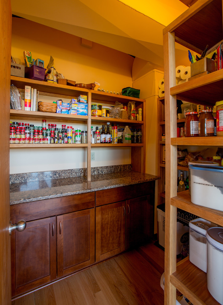 Foto på ett stort vintage parallellkök, med skåp i shakerstil, bänkskiva i kvarts, rostfria vitvaror och en köksö