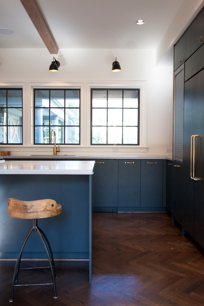 Große Klassische Küche in U-Form mit flächenbündigen Schrankfronten, grauen Schränken, Betonarbeitsplatte, dunklem Holzboden, Kücheninsel und Unterbauwaschbecken in Portland