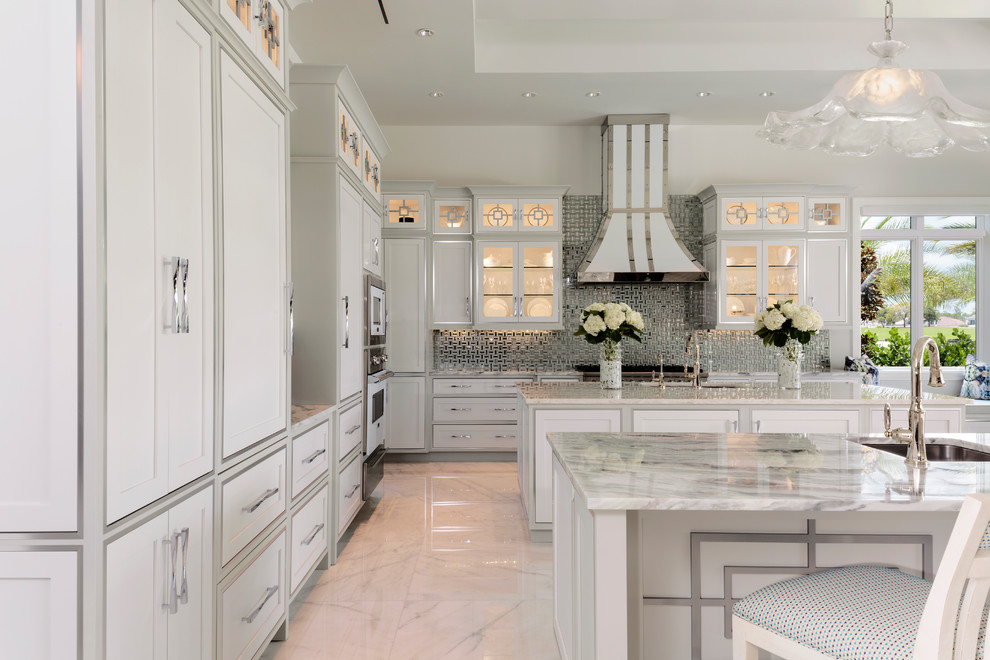 Zweizeilige Klassische Küche mit Unterbauwaschbecken, Schrankfronten im Shaker-Stil, weißen Schränken, Küchenrückwand in Metallic, zwei Kücheninseln, weißem Boden und grauer Arbeitsplatte in Miami